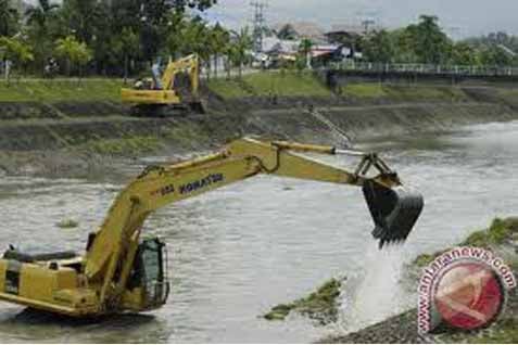  Pemkot Surabaya Menertibkan Bangunan Liar di Sungai Kali Tebu